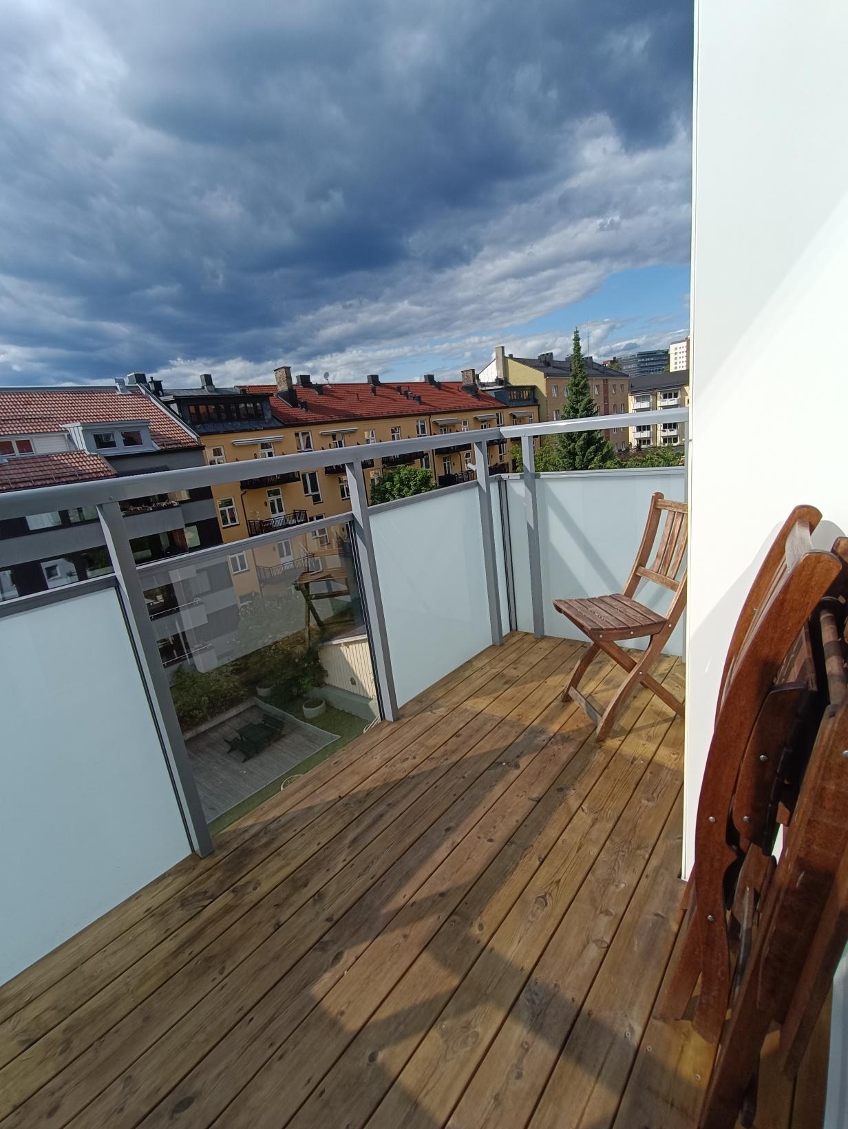Balkongen har en middels romslig plass til utemøbler og planter. 